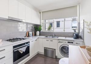 Bright 2BR Apartment Beside Green Meadows Park