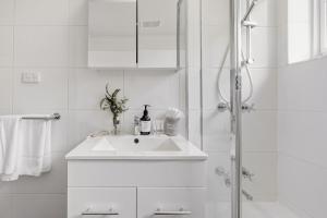 Bright 2BR Apartment Beside Green Meadows Park