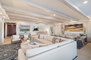 3bd condo Ocean Views Pool HK