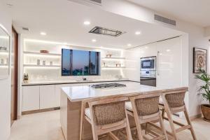 3bd condo Ocean Views Pool HK