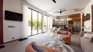 Modern 3BR Villa enclosed living and Pool