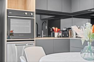 Sunny & Bright 2BR Retreat with Parking in Lyneham