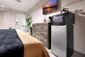 Cozy King Bed Studio - Affordable Fresh Cozy