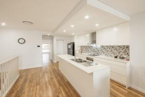 The Sweet Escape, 119B Shoal Bay Rd - location, air con, linen, Wi-Fi