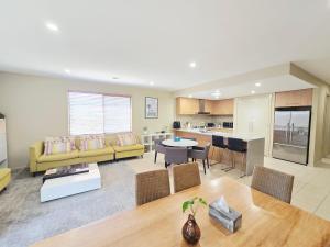 Specious ex-display 5 BDR house,up to 15 guests, Fully AC- Williams Landing