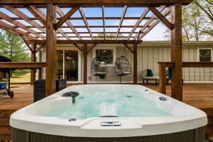 The Unbrined Getaway~Pickleball~HotTub~Movies~Dogs