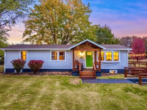 The Unbrined Getaway~Pickleball~HotTub~Movies~Dogs