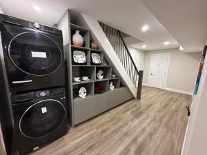 Luxurious 2 Bedroom 2 Bath Suite Near Fairview Mall & Airport, No pet allowed