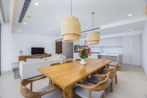 4-bed beachfront Lux Apartment