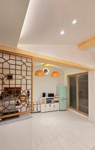 Moonlight Rooftop Retro Game Machine Large Jacuzzi Fire Healing Private Room Accommodation Parking Hanok Village