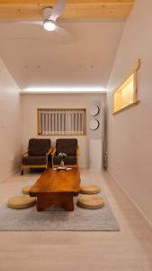 Moonlight Rooftop Retro Game Machine Large Jacuzzi Fire Healing Private Room Accommodation Parking Hanok Village