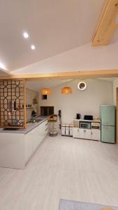 Moonlight Rooftop Retro Game Machine Large Jacuzzi Fire Healing Private Room Accommodation Parking Hanok Village