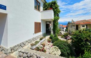 1 Bedroom Cozy Apartment In Vrbnik