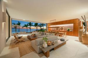 6 bd Premier Beach Front location