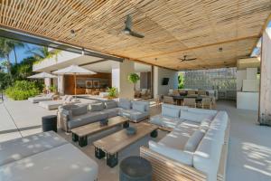 6 bd Premier Beach Front location