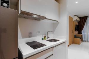 C244 Ocean Breeze 1BR Studio Steps from the Sea