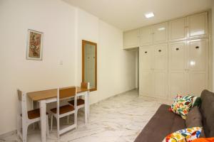 LUXO COPACABANA PRAIA 70 METROS vista lateral