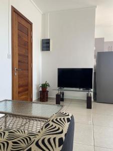 Comfy 2-Bedroom Apt, 10mins Walk to Beach - GBHC5