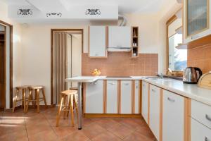 Comfortable Apartment with Parking Space by Noclegi Renters
