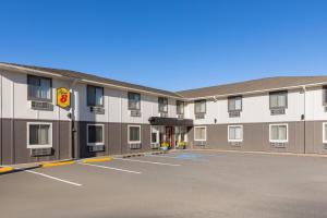 Super 8 by Wyndham Rock Port MO