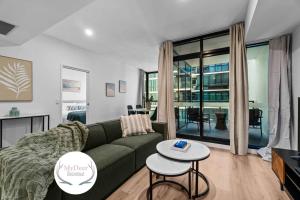Elegant 1BR CBD Apt Walkable - Parking - WiFi