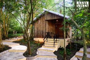 StayVistas Timber Cottage - Cozy Cottages with Indoor Games