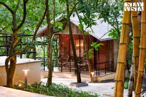 StayVistas Timber Cottage - Cozy Cottages with Indoor Games