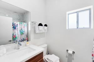 Bright Micro-Flat steps from DTPH Pool & Parking
