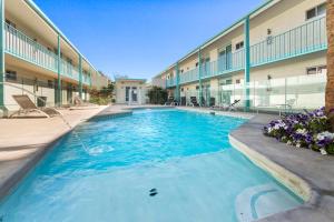 Bright Micro-Flat steps from DTPH Pool & Parking
