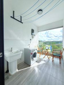 Executive elegantly furnished three bedroom apartment withmodern facilities ,modern swimming pool ,fully equipped gym,children playground and close proximity to major shopping centers and gourmet restaurants