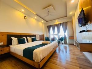 Hilltop Heaven With Scenic Mountain View