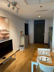 SkyLink Thonglor Luxury Condo with Pool BTS Access