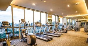 Free Airport Pick Up Rooftop Pool Gym near BTS Emquartier Shopping city center