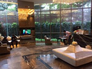 Free Airport Pick Up Rooftop Pool Gym near BTS Emquartier Shopping city center