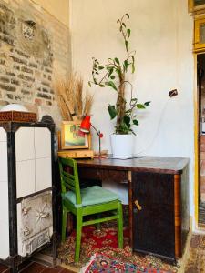 Homestay! Lockable room and kitchen within, shared bathroom