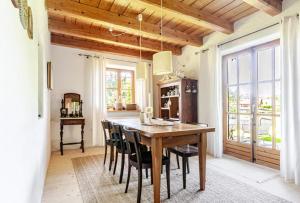 Alpine Boutique Chalet with Sauna near Salzburg