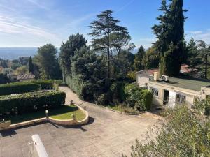 T2 de la Bastide Rouge vue exceptionnelle (180°) sur Aix domaine privé T2 indépendant de 37 m2 avec terrasse exposée plein sud Piscine 10 X 5