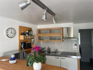 T2 de la Bastide Rouge vue exceptionnelle (180°) sur Aix domaine privé T2 indépendant de 37 m2 avec terrasse exposée plein sud Piscine 10 X 5