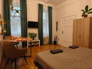 Urban Calm Studio close to the Boulevard