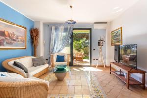 Villa Ray - Front row beachfront with garden