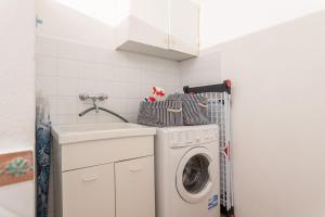 Villa Ray - Front row beachfront with garden img25