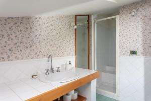 Villa Ray - Front row beachfront with garden img28