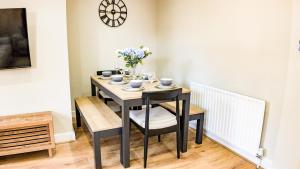 Spacious 5-Bedroom London Stay with Garden, Parking & Fast WiFi