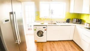 Modern 5-Bedrooms House in London - Guests up to 10 Sleeps - Business - Contractors - Families - Leisure - Hi-Speed Wi-Fi - Parking - Garden