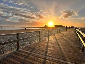 Sky & Sand Homes Wattläufer I Nordsee-Auszeit im Reetdachanwesen mit Parkgarten