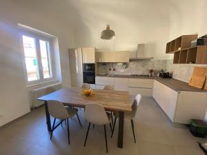 centrale, 5 posti letto, vicino al mare, due bagni