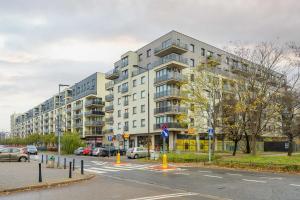 Cosy One-Bedroom Apartment with Parking & Balcony by Noclegi Renters