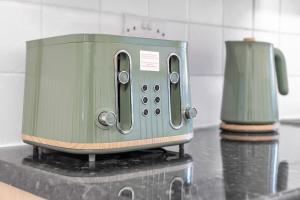 4 Bedrooms - Up To 14 Guests - Free Parking