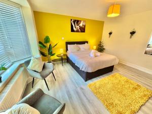 Central Three Bedroom Stay Near Beach & Town Centre - Free Parking - 5 Mins Walk to The Beach