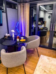 Houseboat - Dom na wodzie